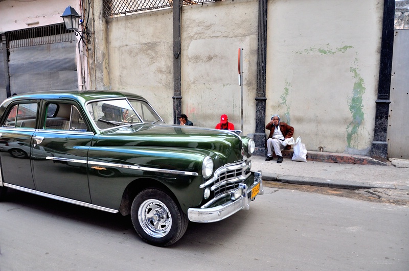 Alter Mann diesmal mit Oldtimer