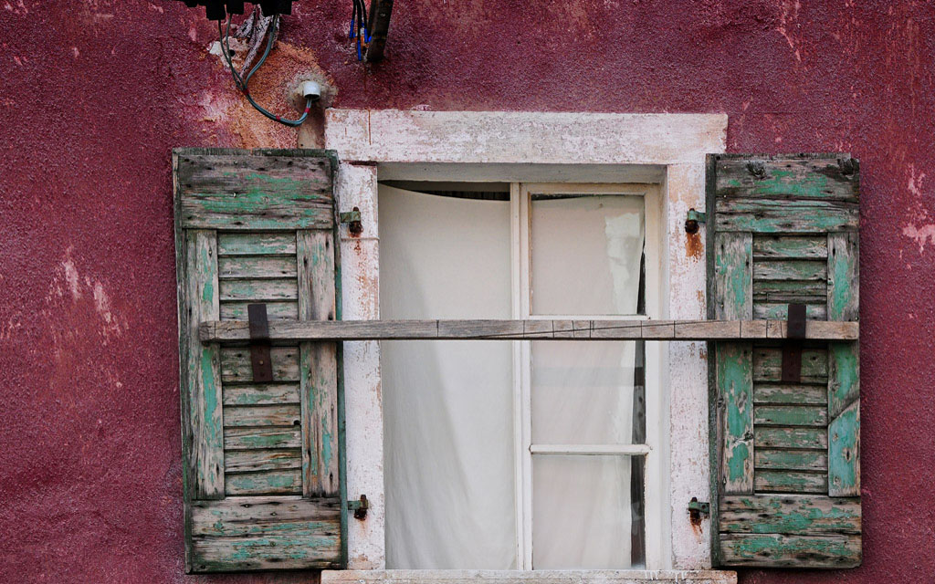 Altes Fenster Izola 1
Starker Kontrast durch Farben und Verwitterung eines Fensters in der slowenischen Hafenstadt Izola.