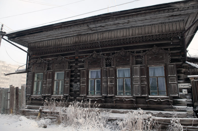 altes russisches Holzhaus in Downtown Jaktusk