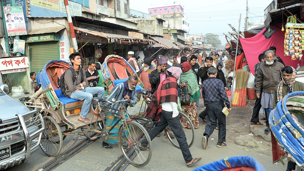 Am Bahnübergang in Bogra
7839