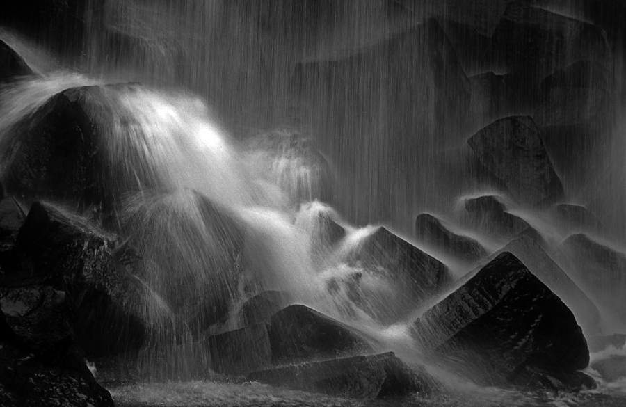 Am Fuße des Svartifoss, Island