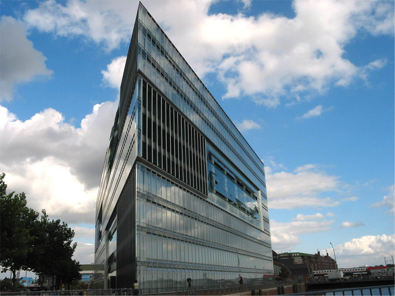 Am Hamburger Deichtor, direkt am südlichen Eingang zum Zentrum, ist ein neues Wahrzeichen der Stadt entstanden. Das zehngeschossige Bürohaus Deichtor 