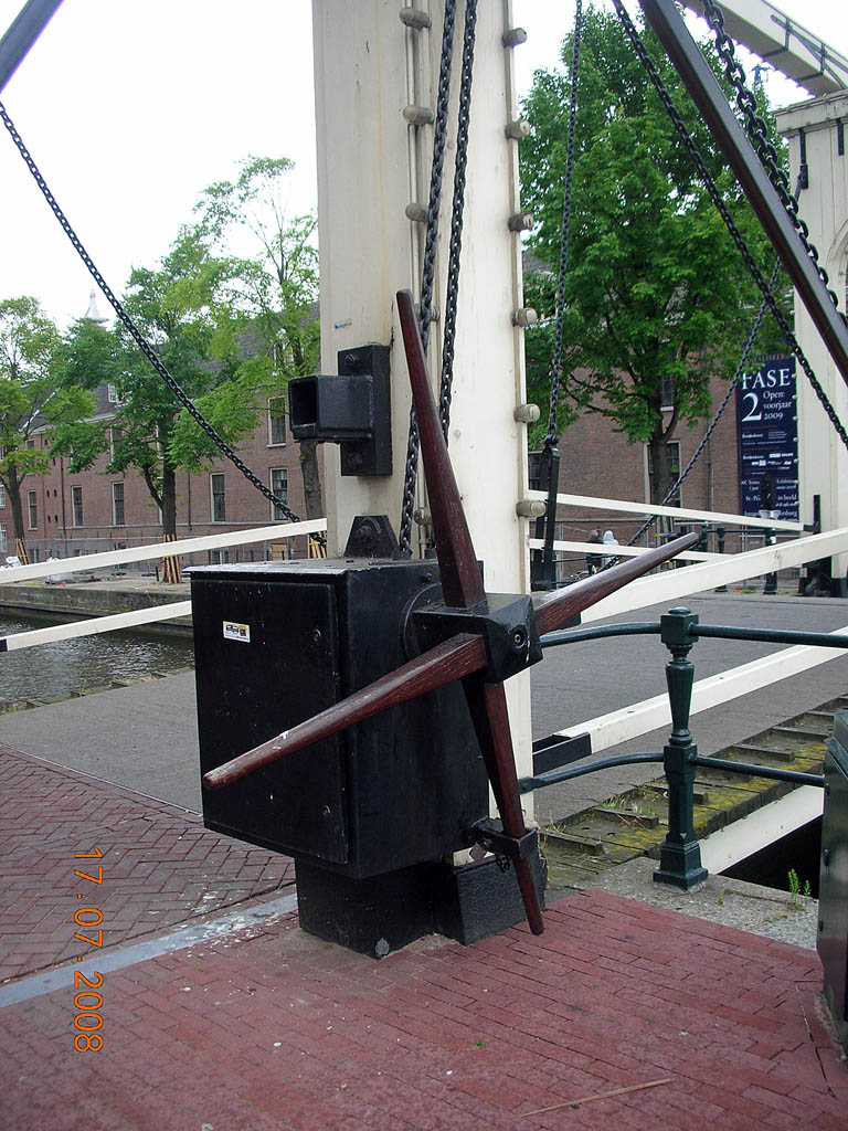 Amsterdam, Haspel (Nikon Coolpix S2) DSCN2958 x