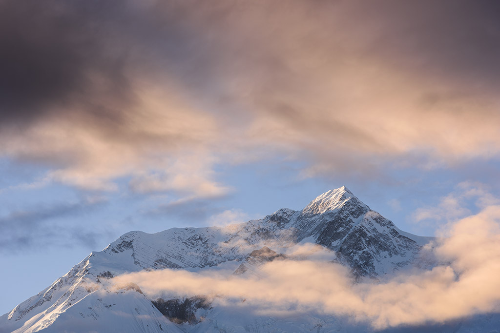 Annapurna II in Wolken klein