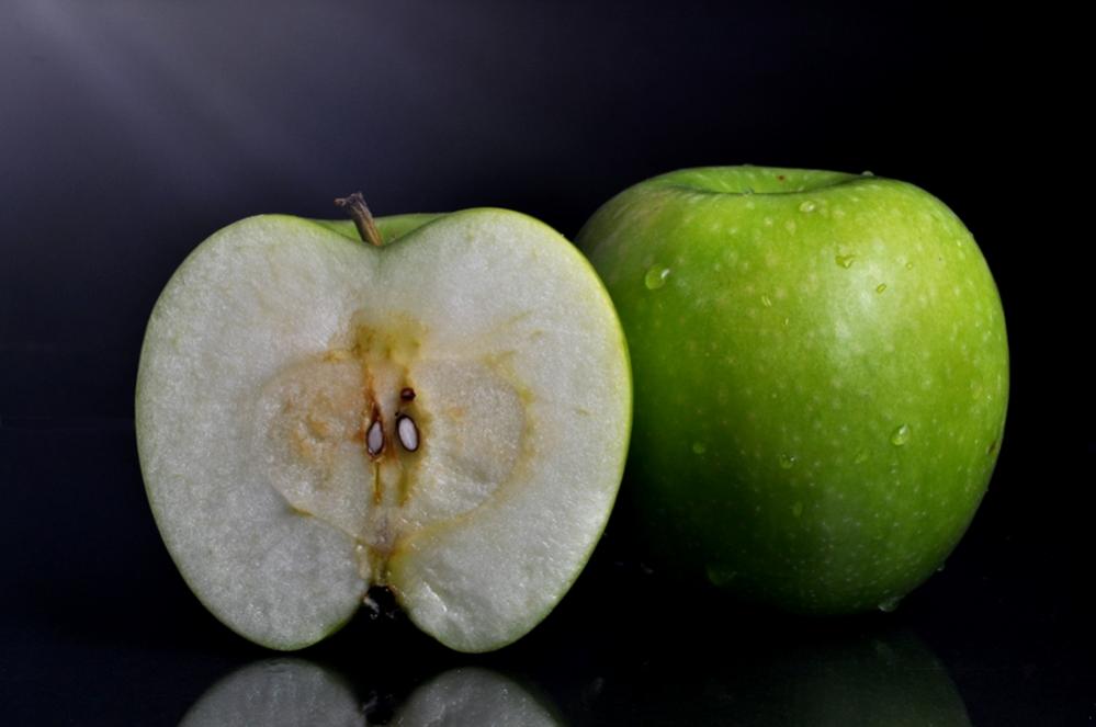 Apfel vor schwarzem Hintergrund