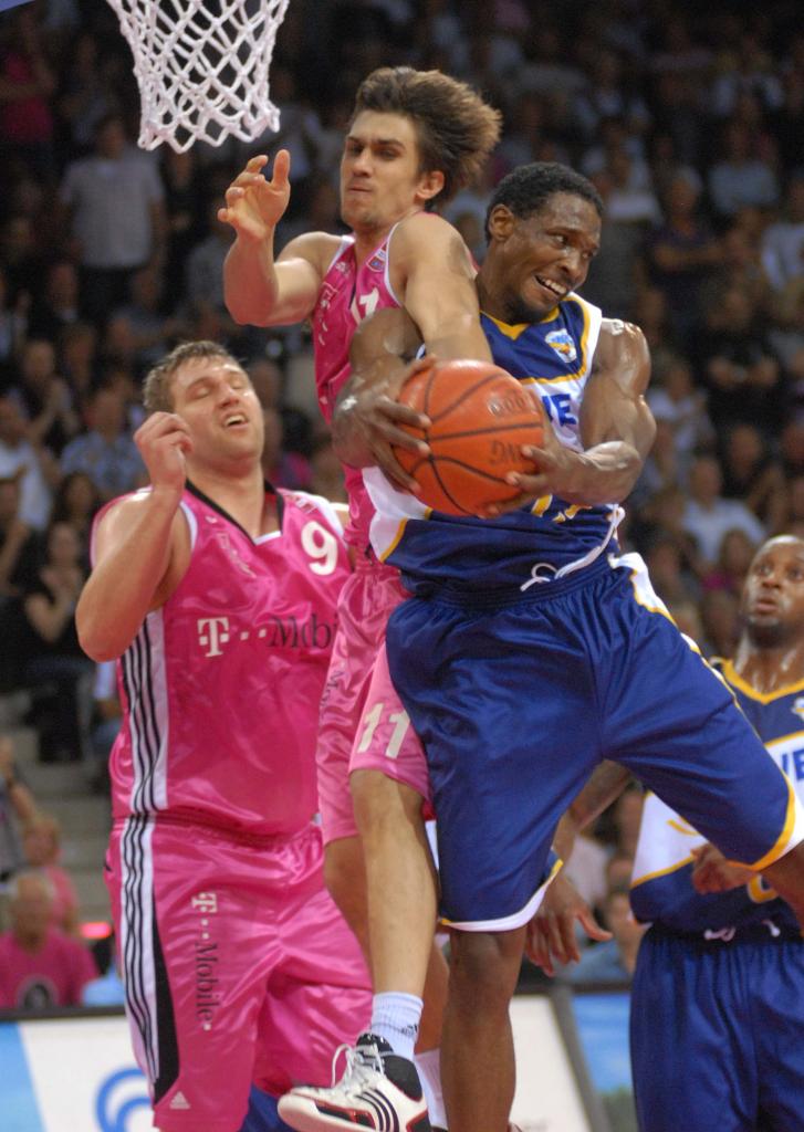 Artur Kolodziejski mitte und John Bowler links Telekom Baskets Bonn vs Rickey Paulding EWE Baskets Oldenburg