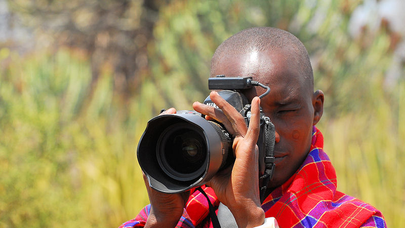 Auch junge Massai interessieren sich nicht nur für Kühe und Frauen sondern auch für eine Nikon :-)
9695