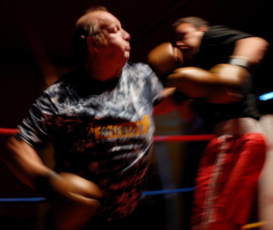 Auf dem Frühlingsfest meiner Stadt kann man in 'Charlies Boxbude' gegen Amateur-Boxer antreten. Wenn man gewinnt, bekommt man 50Euronen.

Der gut 50 j