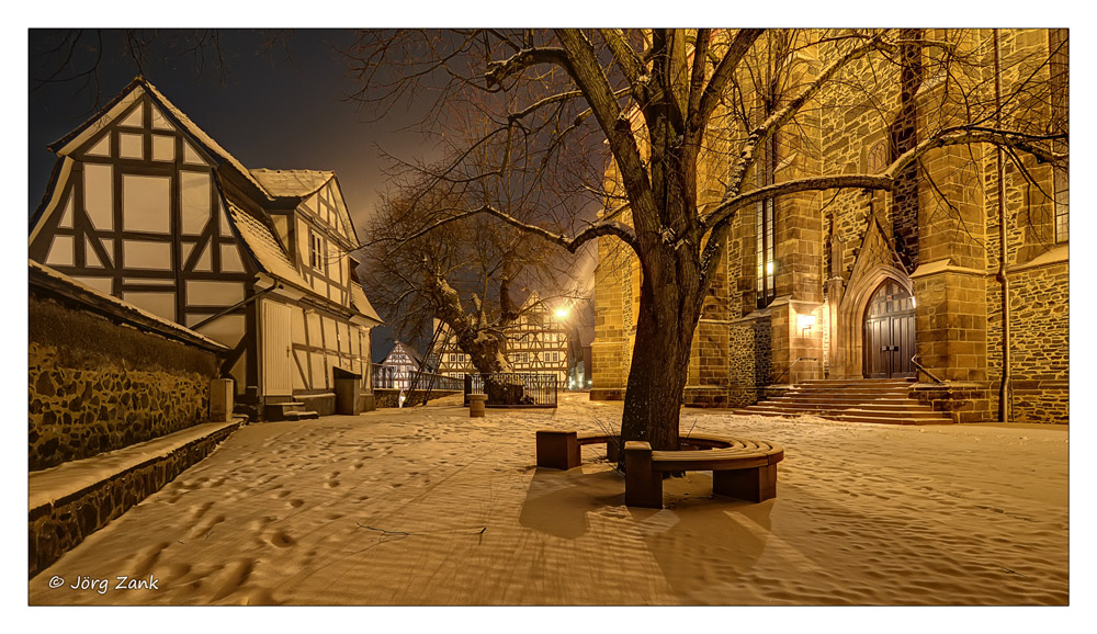 Auf dem Kirchhof an einem Winterabend a30331286