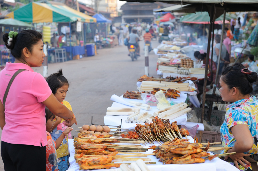 Auf dem Markt beim Wat That Luang