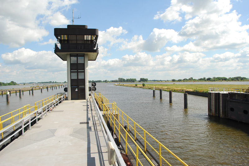 Auf der Huntesperrbrücke

Über dem Sperrwerk befindet sich eine Betriebsbrücke, die über den Schifffahrtsöffnungen als Rollklappbrücke ausgelegt ist. 