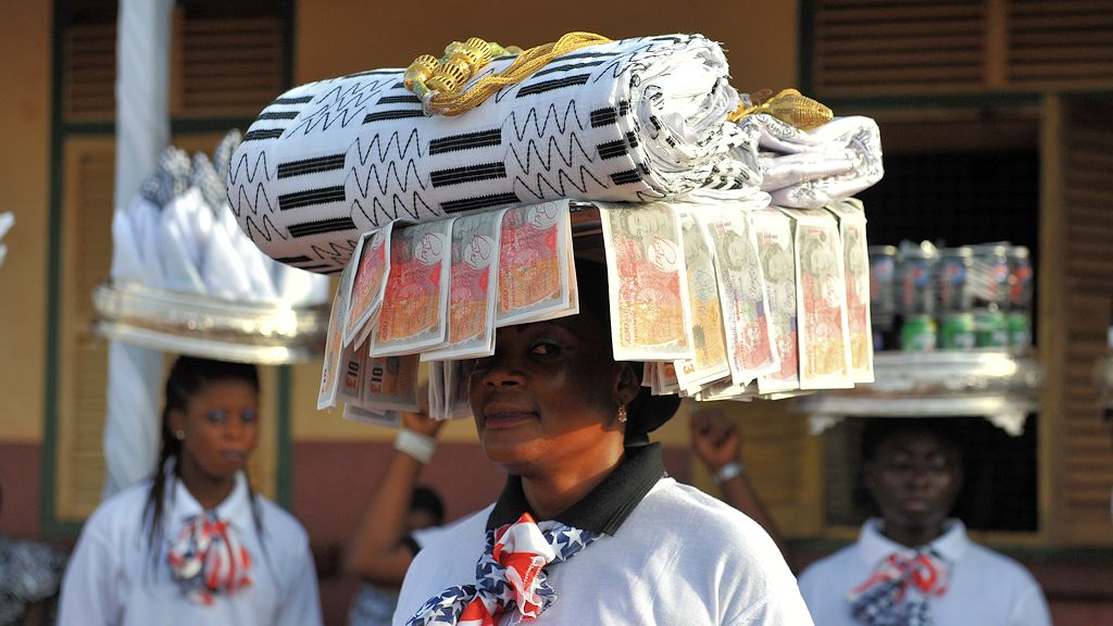 Auf einer Trauerfeier werden die Geschenke präsentiert
Kumasi
2402