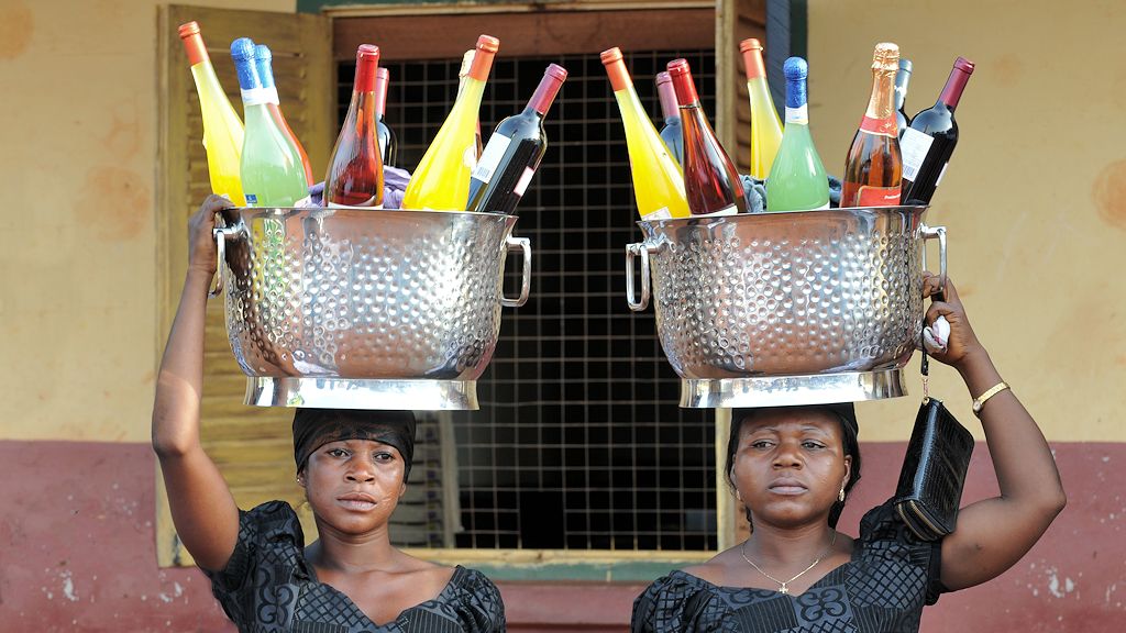 Auf einer Trauerfeier werden die Geschenke präsentiert
Kumasi
4314