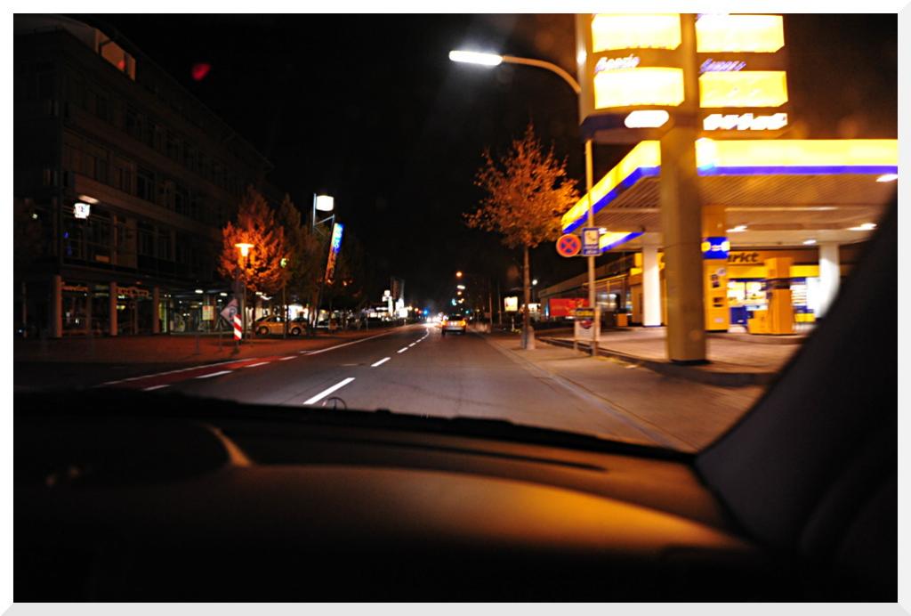 Aus dem fahrenden Auto, ohne Rücksicht auf spezielle Einstellungen einfach draufgehalten.

Endlich sehen Nachtaufnahmen wieder aus wie Nachtaufnahmen.