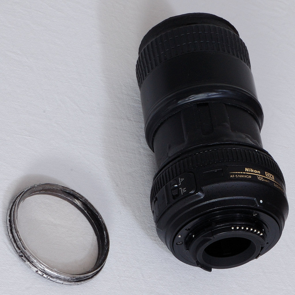 Aus dem kaputten AF-S DX 18-105/3.5-5.6G ED VR-Nikkor gebautes Telemakro AF-S DX 105mm/5.6G ED Maßstab bis 1:3,67 bei 34 cm Abstand Objekt/Sensor.
Lin