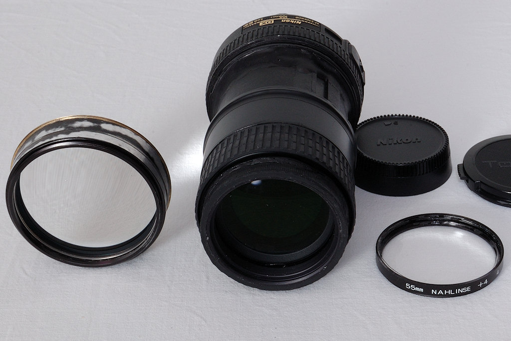 Aus dem kaputten AF-S DX 18-105/3.5-5.6G ED VR-Nikkor gebautes Telemakro AF-S DX 105mm/5.6G ED Maßstab bis 1:3,67 bei 34 cm Abstand Objekt/Sensor.
Lin