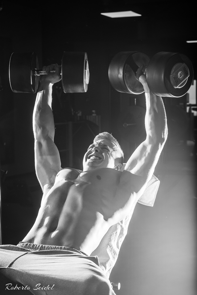 Aus einem Sportshooting mit Jens Koppe. Mindestens genauso oft im Fitnessstudio wie beim Football.

161231_RS-85108