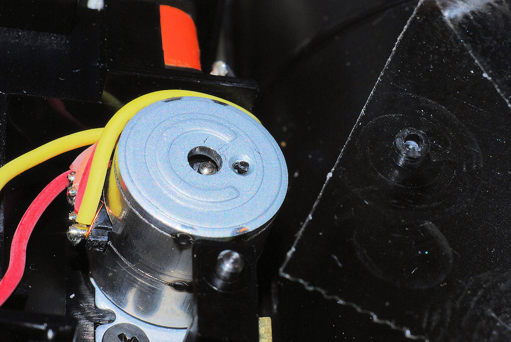 Ausgebrochenes Achslager des Zoom-Motors eines SB-800