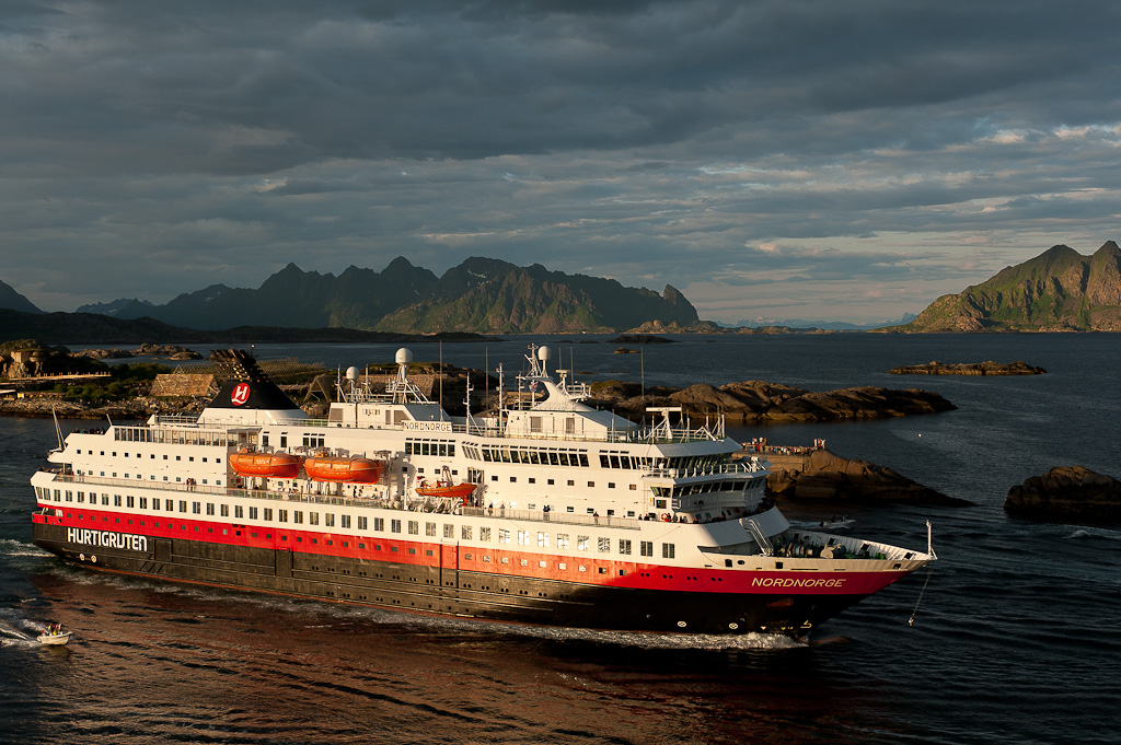 Auslaufen der Nordnorge in Nordnorge im Hafen von Svolvaer (Lofoten)