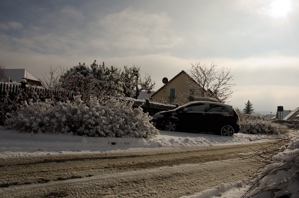 Auto in Schnee