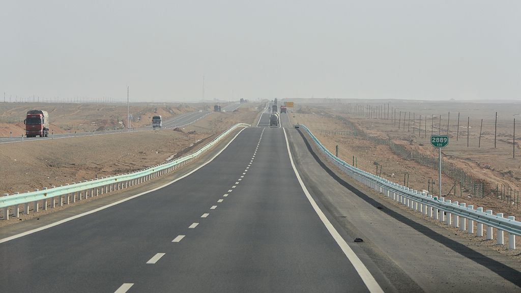 Autobahn durch die Wüste Gobi
2418