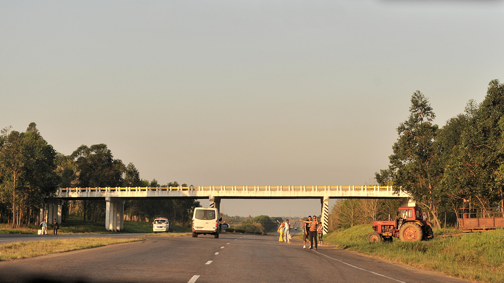 Autobahnauffahrt
Die Brücke ist fertig, aber die Rampen fehlen noch.
Der Querverkehr kreuzt die Autobahn.
Der Trecker ist der Zubringerbus für die Anh