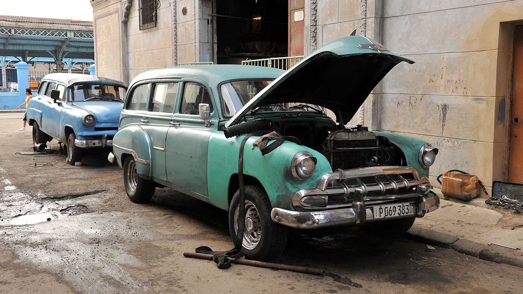 Autoreparatur
vorn: Chevrolet Deluxe Styleline Station Wagon
hinten: vermutlich die Reste eines Chevy ...
3173