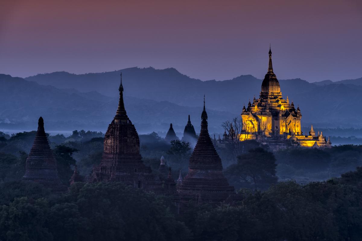 Bagan Wonderland - Blaue Stunde in Bagan, dem Ort mit ca. 2000 Pagoden und Tempeln.