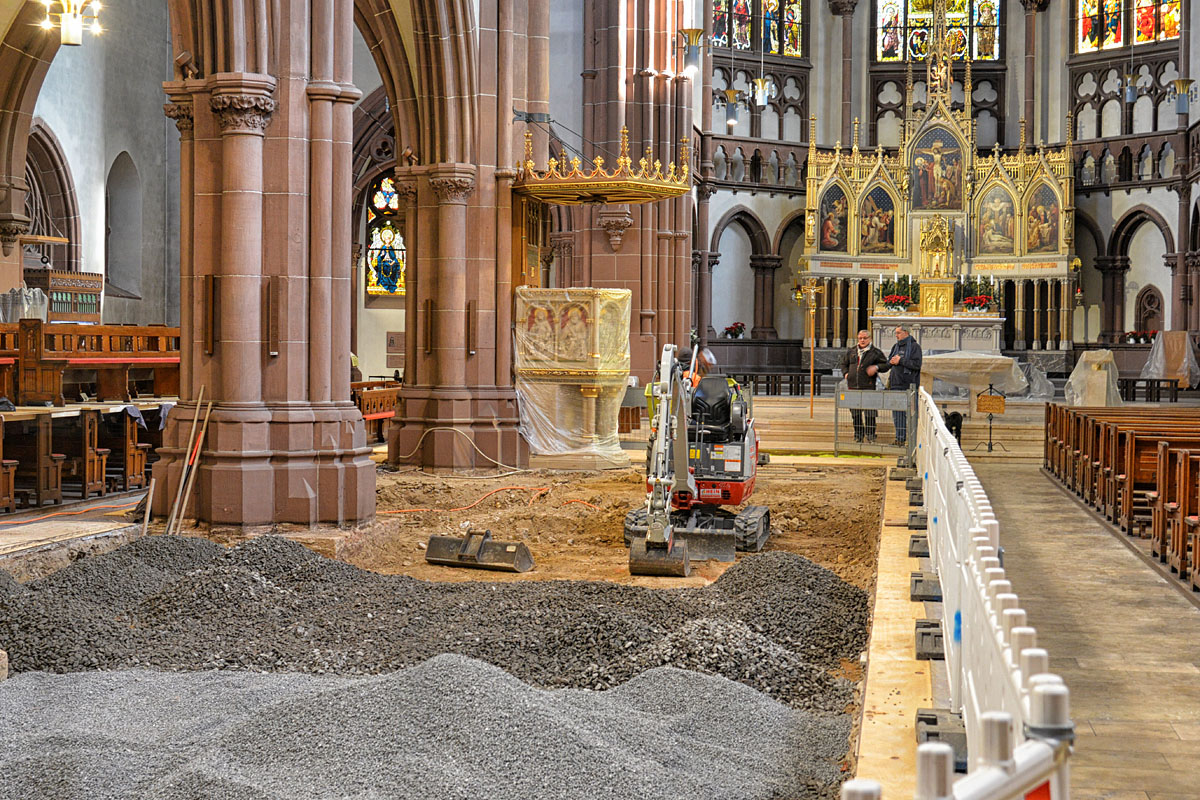 bagger in kirche 1200