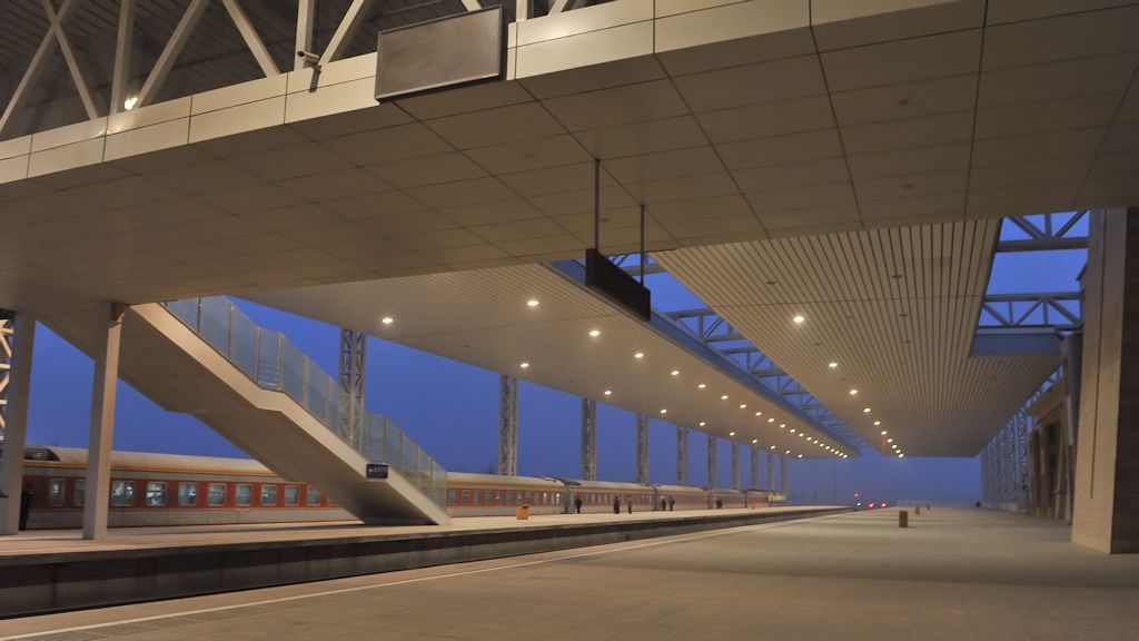 Bahnhof von Dun Huang
Bemerkenswert ist die große Leere.
Ein Riesenbahnhof für wenige Züge.
1218