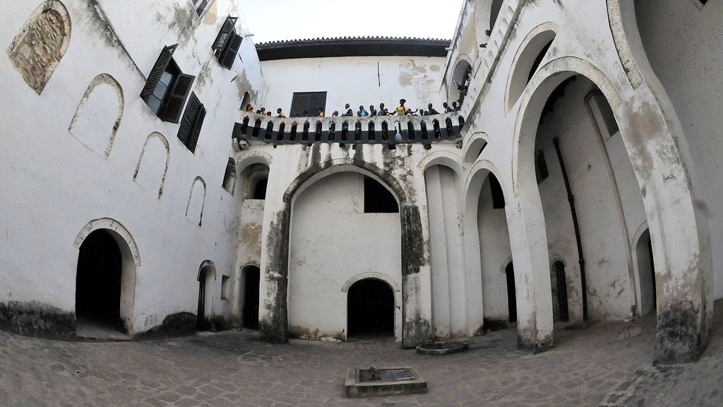 Balkon in Elmina
von dort aus haben die Offiziere sich die attraktivsten
Sklavenmädels aus dem Innenhof ausgewählt ...
3571