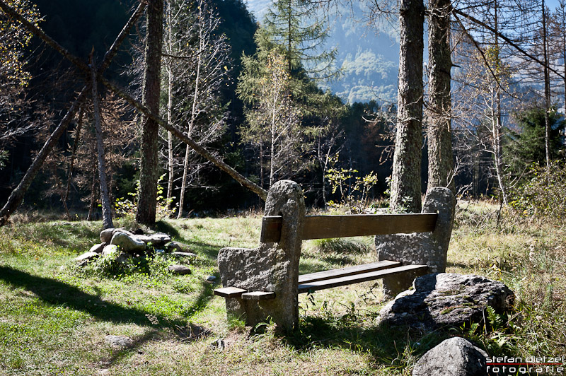 Bank in Sonogno, Valle Verzassca, Tessin, Schweiz