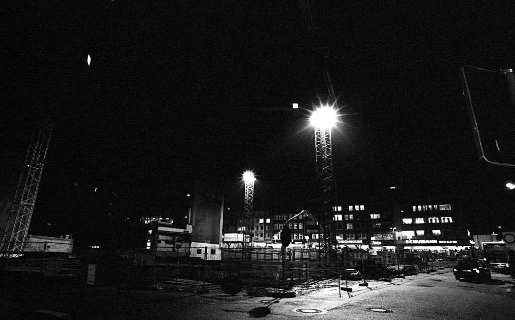 Baustelle Haerder-Center, November 2007
Nikon FM2n, AF-D 20mm/f2.8, Kodak TriX 400