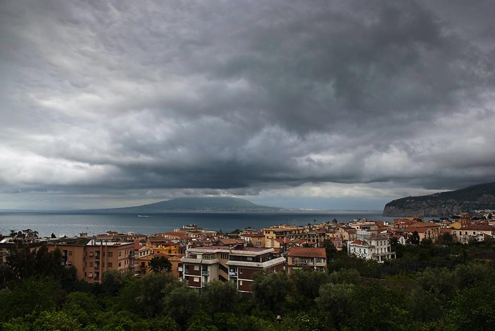 bedrohliches Wolkenszenario über dem Vesuv, Blick von Sorrent.