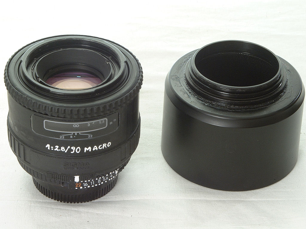 Bei einem als defekt gekauften Sigma AF 90/2.8 D Makro, bei dem der Blendenhebel abgebrochen, der AF-Antrieb, das Bajonett, die CPU-Kontakte und der F