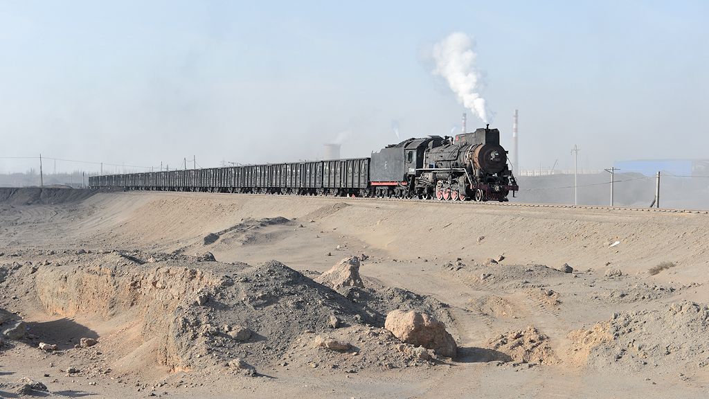 Beladener Kohlezug mit JS8368 zwischen den Untertageminen
Yijing und Enjing
0802