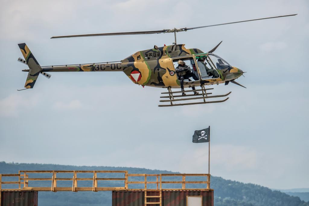 Bell OH-58B Kiowa des Österreichischen Bundesheeres bei einer Vorführung mit dem Jagdkommando.

Nikon D800 - Nikkor 80-400 AF-S