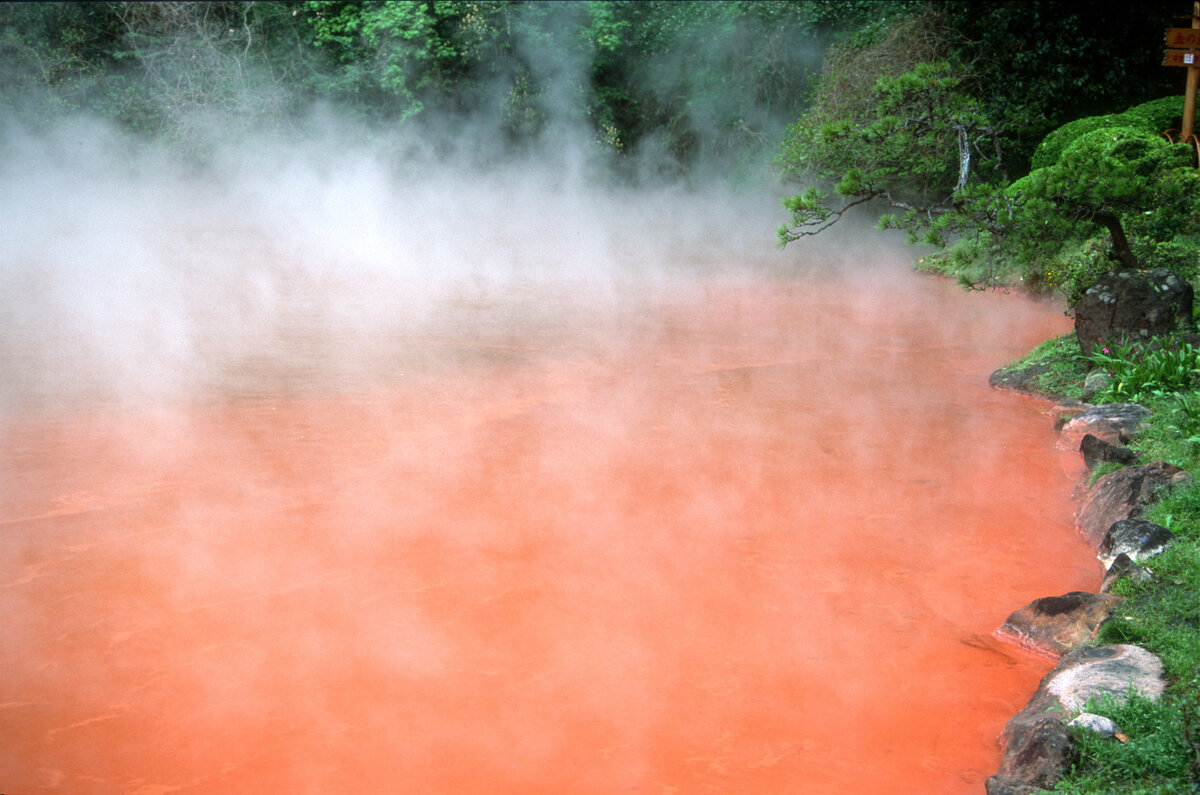 Beppu, Blutteich Hölle.jpg