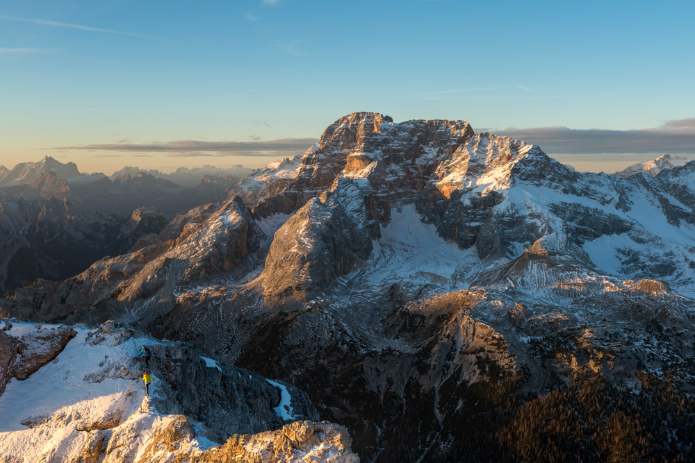 Bergsteiger am Vorgipfel. Hinten die Hohe Gaisl