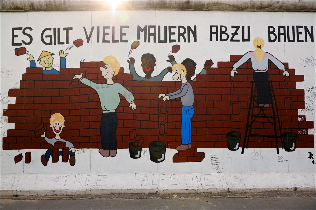 Berlin 25.09.2012 - East Side Gallery - Mauern abbauen