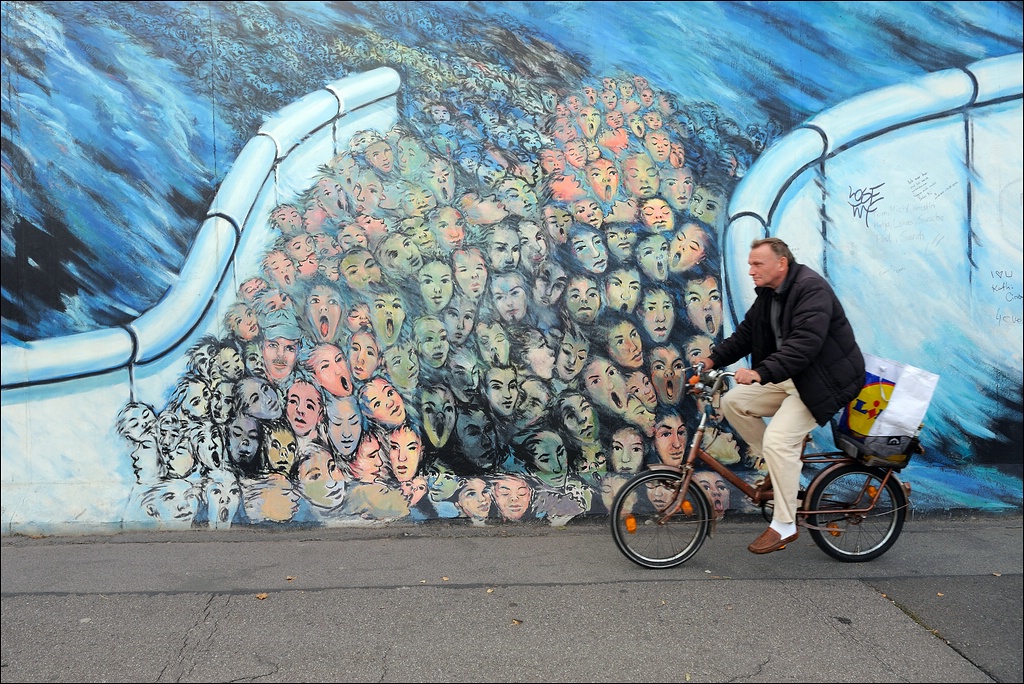 Berlin 25.09.2012 - East Side Gallery - Radler