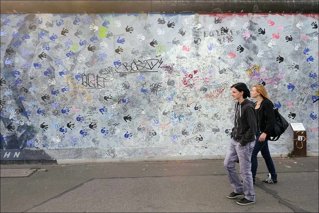 Berlin 25.09.2012 - East Side Gallery - Zwei Mädels