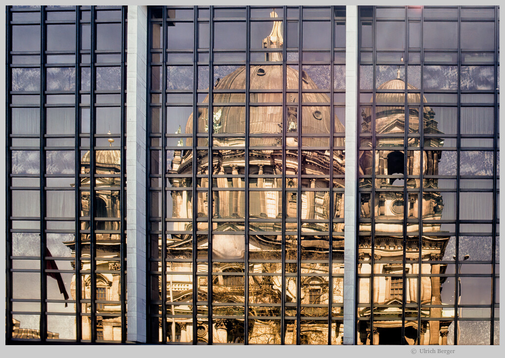Berliner Dom spiegelt sich im Palast der Republik
