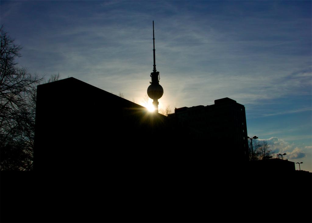 Berliner Fernsehturm. 
CS6 wirkte Wunder, um die Straßenlaterne wegzuretuschieren, die rechts über dem Gebäude war!