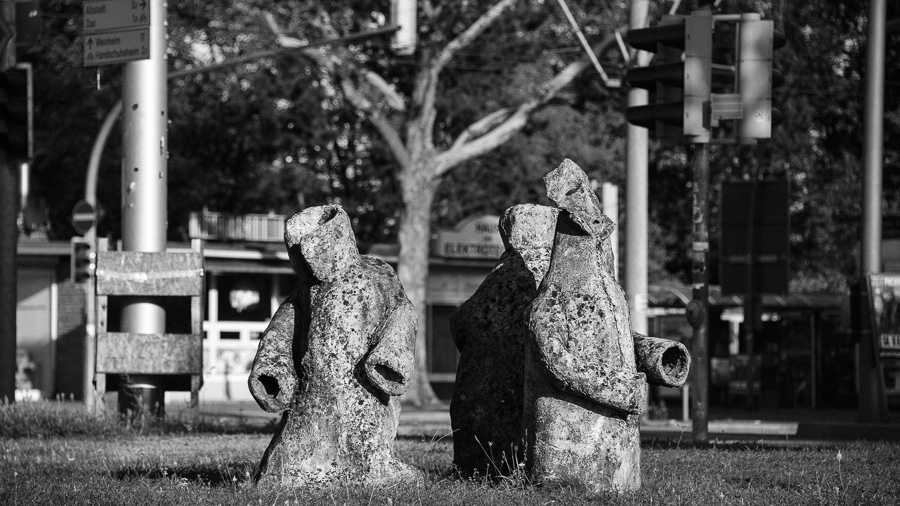 Beton-Figuren nahe Chirurgie Heidelberg, 2012