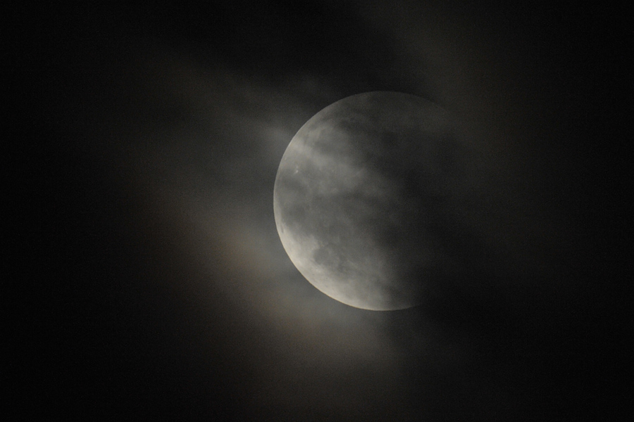Bewölkte Mondfinsternis