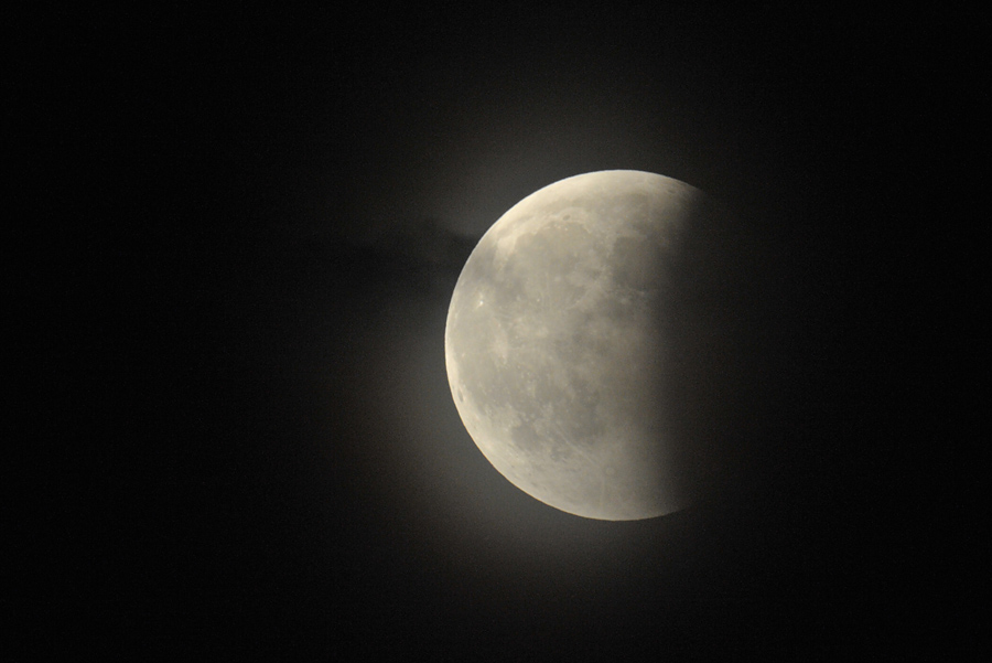 Bewölkte Mondfinsternis