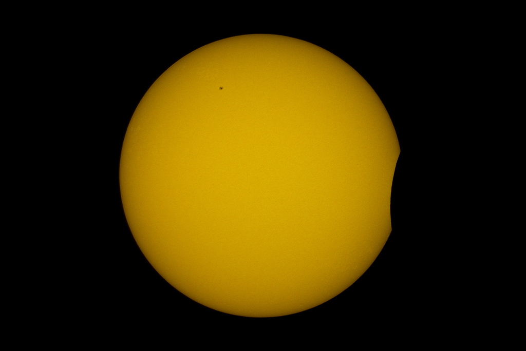 Bild 1, 9° 39´ 45"; ISO 100, 1/1250",

Kurz nach dem 1. Kontakt.

Nikon D610 am Celestron C8 Ultima PEC, Baader "AstroSolar" - Sonnenfilterfolie, SVA 