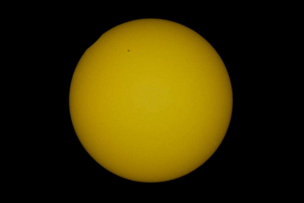 Bild 12, 11° 56, 40"; ISO 100, 1/1600",

Kurz vor dem letzten Kontakt, der Mond verabschiedet sich lautlos!

Nikon D610 am Celestron C8 Ultima PEC, Ba