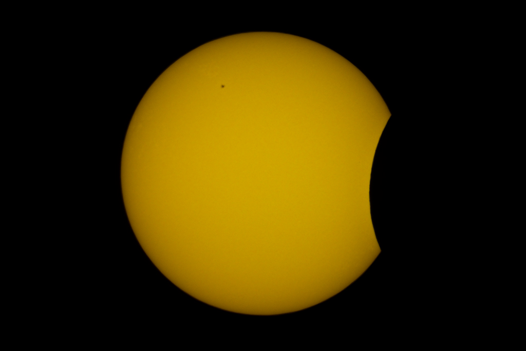 Bild 2, 9° 45´ 54"; ISO 100, 1/1250",

Nikon D610 am Celestron C8 Ultima PEC, Baader "AstroSolar" - Sonnenfilterfolie, SVA mit Kabelfernauslöser;